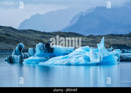 Gros Icebergs In Jokulsarlon Glacial Lagoon, un le long de la côte sud de l'Islande, Islande Banque D'Images