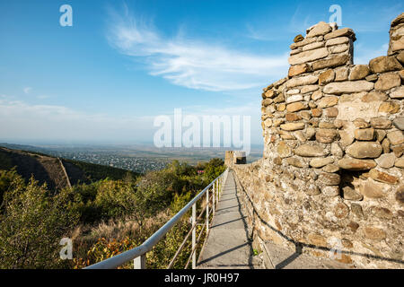Les vestiges des fortifications et tours de guet du 18ème siècle ; Sighnaghi, Géorgie Banque D'Images