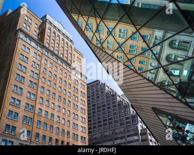 Low Angle View de bâtiments et d'un reflet dans la façade en verre du Musée royal de l'Ontario ; Toronto, Ontario, Canada Banque D'Images