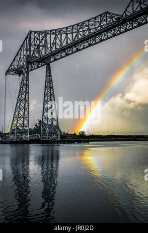 Le pont de transport Tees a été construit entre 1910 et 1911 et porte Une « télécabine » de voyage, suspendue du pont, de l'autre côté de la rivière Tees en ... Banque D'Images