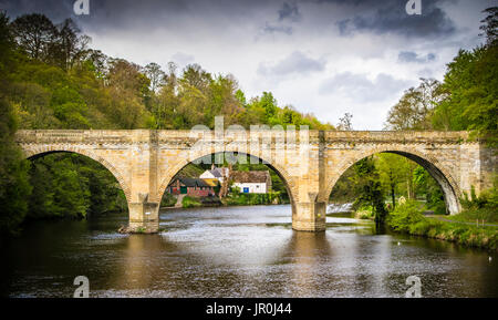 Prebends pont, construit entre 1772 et 1778, est l'un des trois ponts Stone-Arch dans le Centre de Durham, Angleterre, qui franchissent le fleuve Wear Banque D'Images