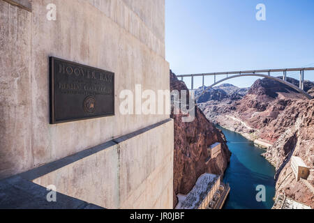 Une plaque commémorant la construction du barrage Hoover est exposée au point de vue du barrage Hoover avec Une vue du Mike O'callaghan-Pat Tillman Me.. Banque D'Images