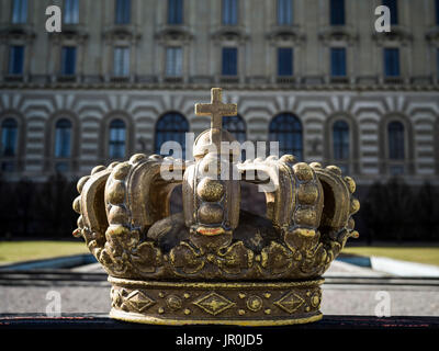 Ornement de la couronne sur le dessus de la porte de l'Est de la façade du palais royal ; Stockholm, Suède Banque D'Images