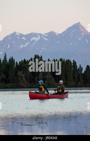 Un couple canoë sur le lac de l'étape Pierre ; Homer, Alaska, United States of America Banque D'Images