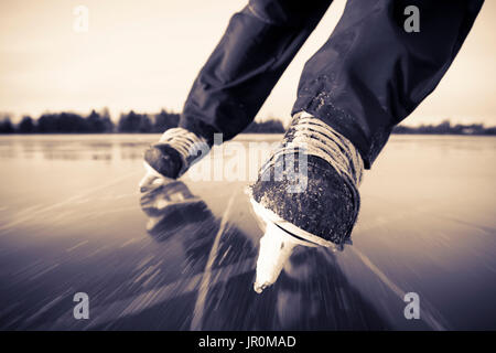 Patinage sur glace Hockey sur Patins avec une surface gelée ; Alaska, États-Unis d'Amérique Banque D'Images