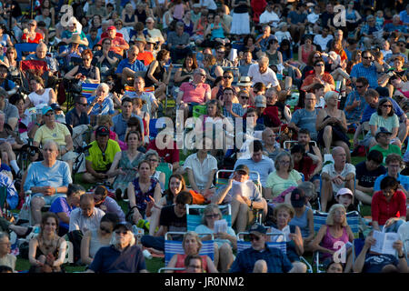 Foule recueillir sur la pelouse à la trappe pour un shell de concerts d'été en plein air par l'orchestre Boston Landmarks Banque D'Images