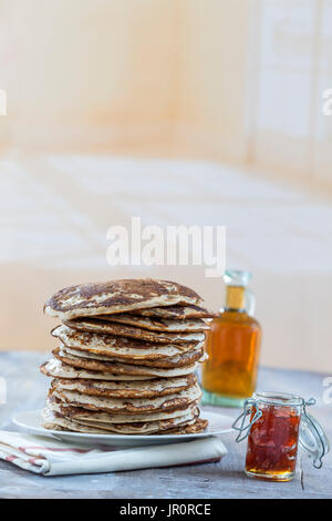 Sans Glutten crêpes avec de la confiture et du sirop d'érable, les ingrédients, l'arrière-plan Banque D'Images