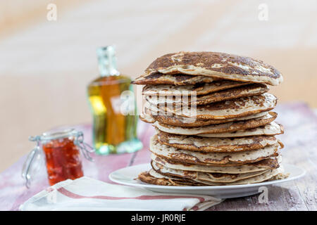 Sans Glutten crêpes avec de la confiture et du sirop d'érable, les ingrédients, l'arrière-plan Banque D'Images