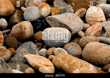 Les pierres sur la plage près de la mer après le niveau d'eau gouttes Banque D'Images