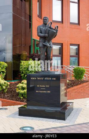 Une statue de Jock Stein en dehors de la tribune principale au Celtic Park en Ecosse célébrer sa contribution à Glasgow Celtic Football Club. Banque D'Images