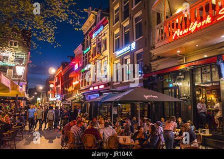 Vie nocturne à Amsterdam - la célèbre Leidseplein - Amsterdam - Pays-Bas 2017 Banque D'Images