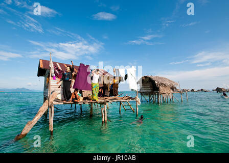 Semporna, Malaisie - 17 septembre, 2011 : Bajau laut dans leur village flottant de maisons guindée au large de la côte de Bornéo dans la mer de Célèbes dans le vici Banque D'Images