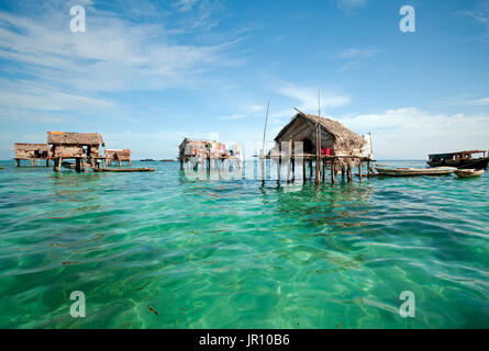 Bajau laut village flottant de maisons guindée au large de la côte de Bornéo dans la mer de Célèbes au voisinage de Sipidan et Tun Sakaran Parc Marin. Banque D'Images