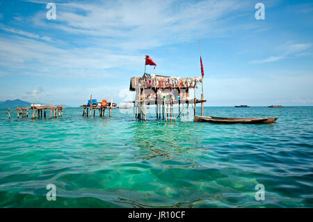 Semporna, Malaisie - 17 septembre 2011 : un village flottant de Bajau laut maisons guindée au large de la côte de Bornéo dans la mer de Célèbes au voisinage de Banque D'Images