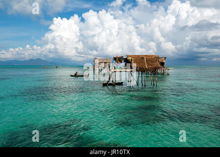 Un village flottant de Bajau laut maisons guindée au large de la côte de Bornéo dans la mer de Célèbes au voisinage de Sipidan et Tun Sakaran Parc Marin, Sab Banque D'Images