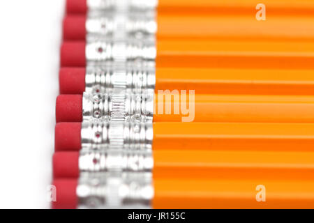 Numéro deux crayons en bois jaune sur fond blanc Banque D'Images