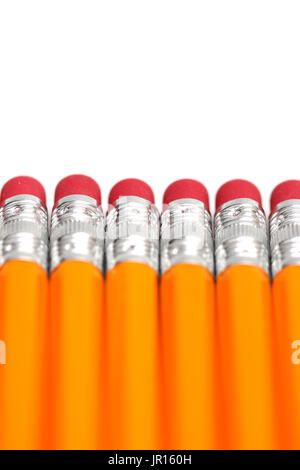 Numéro deux crayons en bois jaune sur fond blanc Banque D'Images