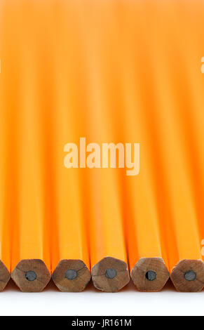 Numéro deux crayons en bois jaune sur fond blanc Banque D'Images