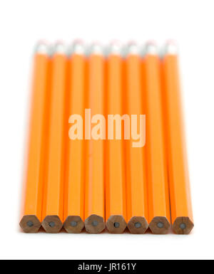 Numéro deux crayons en bois jaune sur fond blanc Banque D'Images