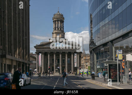 À la recherche d'Ingram Street le long de la galerie d'Art Moderne, Glasgow, Ecosse, Royaume-Uni. Banque D'Images