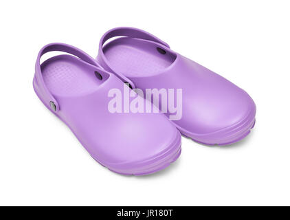 Chaussures Crocs. Une paire de sabots mauve isolé sur fond blanc w/ path Banque D'Images