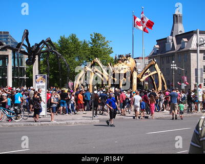 Kumo, dans le cadre de la performance de la machine pour le Canada 150, Ottawa, 2017. À côté de la Galerie nationale est en bronze Maman,, par Louise Bourgeois. Banque D'Images