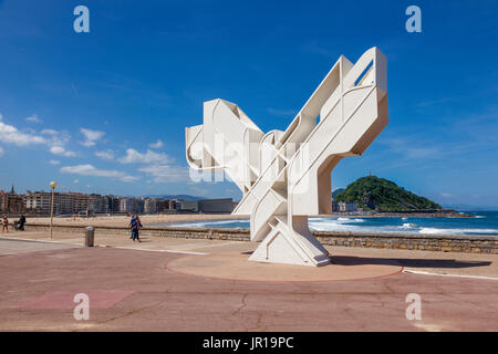 San Sebastian, Espagne - juin 6, 2017 : La sculpture de la colombe de la paix par l'artiste basque Nestor Basterretxea sur la promenade de San Sebastian, Sp Banque D'Images