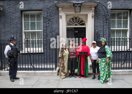 London UK. 1 août 2017 une délégation de mains dans pettion au Bureau du Premier Ministre, au 10 Downing Street le 1 août pour contrer l'Holocauste Africain (Maan Banque D'Images