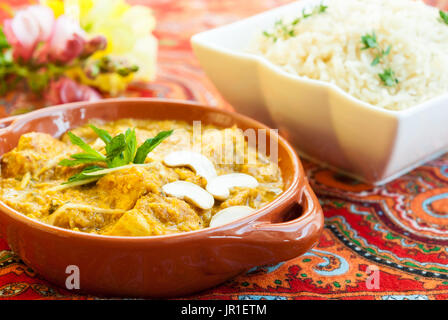 Poulet au curry servi avec le riz closeup Banque D'Images