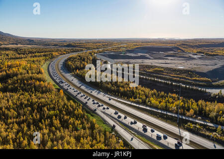 Vue aérienne de la circulation sur l'autoroute Glenn en automne, Southcentral Alaska, USA Banque D'Images