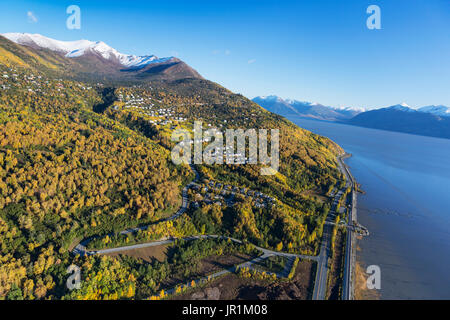 Vue aérienne de maisons sur la colline d'ancrage en vue de Turnagain Arm et de la Seward Highway, Southcentral Alaska, USA Banque D'Images