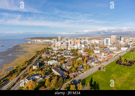 Vue aérienne du centre-ville d'Anchorage, Delaney Park et dans le Cook Inlet en automne, Southcentral Alaska, USA Banque D'Images