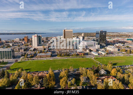 Vue aérienne du centre-ville d'Anchorage, Delaney Park et dans le Cook Inlet en automne, Southcentral Alaska, USA Banque D'Images