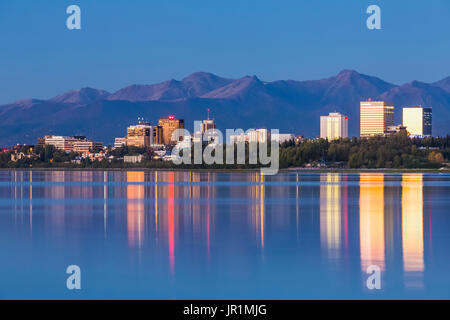 Coucher du soleil sur le centre-ville de Anchorage reflétant dans Cook Inlet en automne, Southcentral Alaska, USA Banque D'Images