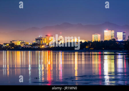 Coucher du soleil sur le centre-ville de Anchorage reflétant dans Cook Inlet en automne, Southcentral Alaska, USA Banque D'Images