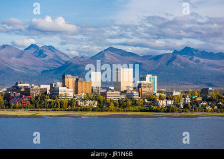 Vue aérienne du centre-ville d'Anchorage, Cook Inlet et le Montagnes Chugach en automne, Southcentral Alaska, USA Banque D'Images
