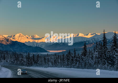 Vue du coucher de soleil sur les montagnes de Chugach Turnagain Arm, et Seward Highway en hiver, Southcentral Alaska, USA Banque D'Images