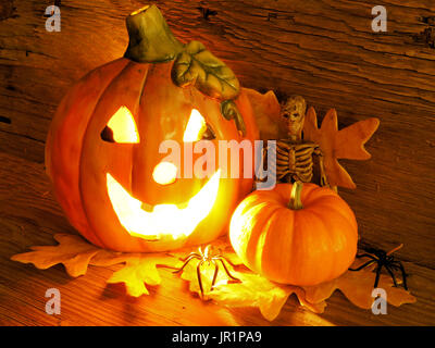 Scène de nuit de Halloween avec jack o lantern, potiron, squelette et les araignées Banque D'Images