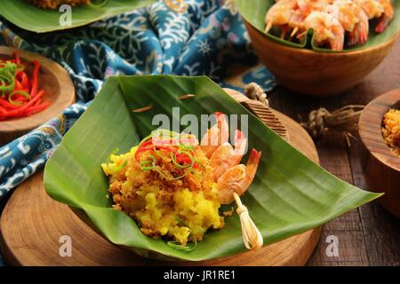 Ketan Serundeng Udang. Le curcuma Riz collant à la noix de coco grillée et de crevettes Satay Banque D'Images