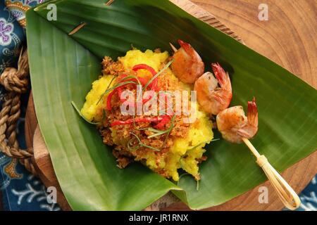 Ketan Serundeng Udang. Le curcuma Riz collant à la noix de coco grillée et de crevettes Satay Banque D'Images