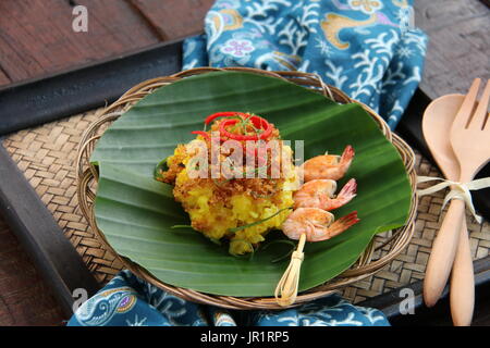 Ketan Serundeng Udang. Le curcuma Riz collant à la noix de coco grillée et de crevettes Satay Banque D'Images
