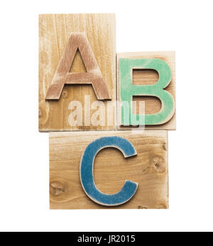 Lettres en bois coloré A B C sur des cales en bois isolé sur fond blanc Banque D'Images