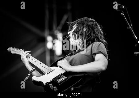 Courtney Barnet effectuant à un festival de musique en Colombie-Britannique Canada en noir et blanc. Banque D'Images