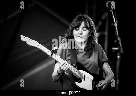 Courtney Barnet effectuant à un festival de musique en Colombie-Britannique Canada en noir et blanc. Banque D'Images