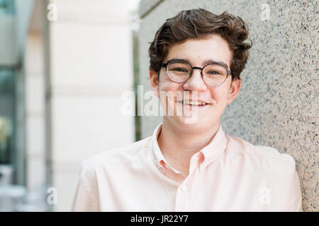 Portrait de l'adolescent américain typique en dernière année du secondaire. Banque D'Images
