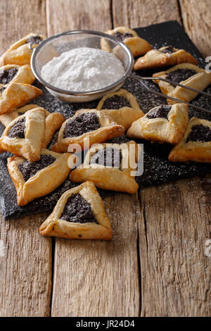 Soutenu Hamentashen, Ozen, Pourim Haman cookies pour la fête juive Pourim close-up sur la table. La verticale Banque D'Images