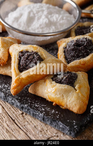 Hamantaschen cookies ou oreilles hamans célébration de Pourim (fête juive) Gros plan sur la table. La verticale Banque D'Images