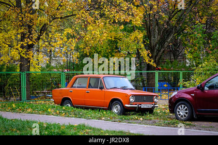 Vyborg, Russie - 6 Oct, 2016. Vieilles voitures Parking au parc d'automne à Vyborg, Russie. A 174km au nord-ouest de Vyborg de Saint-Pétersbourg et à seulement 30 km de la Banque D'Images