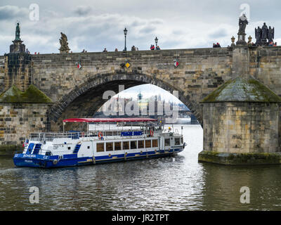 Un bateau d'excursion en passant sous le Pont Charles sur la Vltava, Prague, République Tchèque Banque D'Images