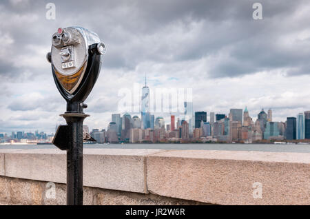 USA, New Jersey, à la recherche à l'horizon de Manhattan d'Ellis Island, jumelles en premier plan Banque D'Images